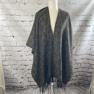 Woolrich Women Shawl Wrap Poncho One‎ Size Gray Animal Print Soft Fringe Winter